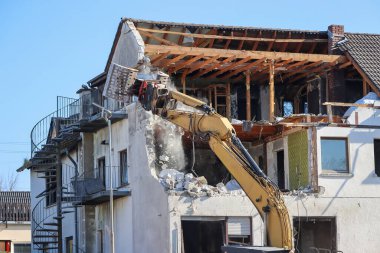 Ev binasının yıkımında kazıcı. Yüksek kalite fotoğraf