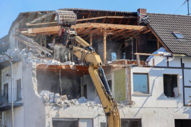 Ev binasının yıkımında kazıcı. Yüksek kalite fotoğraf