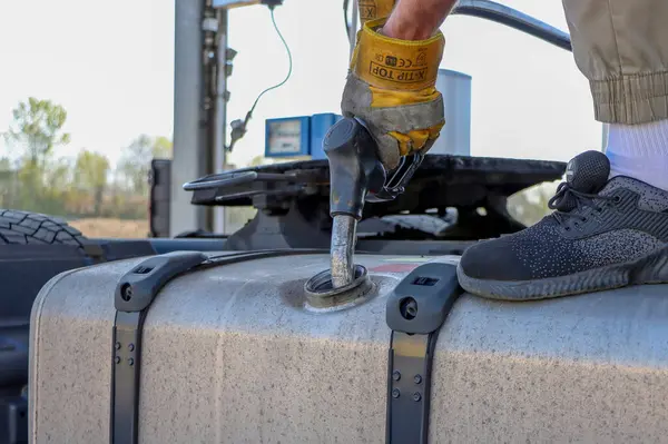 Bir kamyona dizel yakıt dolduruyorum. Bir kamyonun tankında yakıt deposu doldurmak. Yüksek kalite fotoğraf
