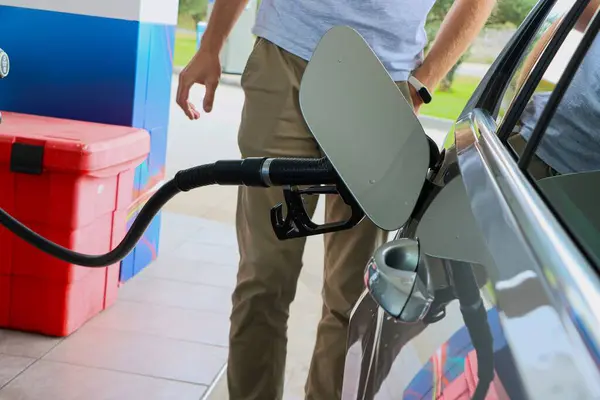 Adam arabaya dizel yakıt dolduruyor. Yüksek kalite fotoğraf