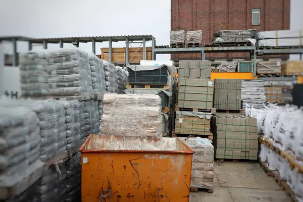 Mağazadaki inşaat malzemeleri deposu. Yüksek kalite fotoğraf