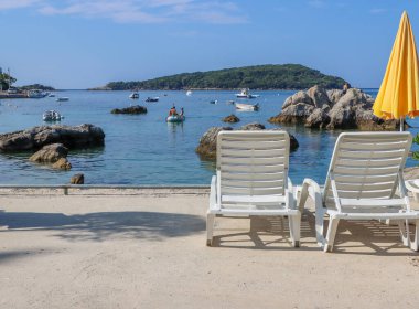 Güneş pansiyonları ve deniz koyunun yaz manzarası. Yüksek kalite fotoğraf