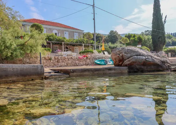 Deniz kıyısında bir evi olan yaz manzaralı bir yer. Yüksek kalite fotoğraf