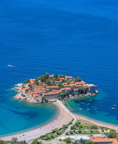 Karadağ 'daki Sveti Stefan Adası. Yukarıdan bak. Dikey fotoğraf. Yüksek kalite fotoğraf