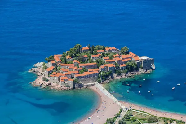 Karadağ 'daki Sveti Stefan Adası. Yukarıdan bak. Yüksek kalite fotoğraf