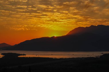 Kotor Körfezi 'nde gün batımı. Karadağ. Yüksek kalite fotoğraf