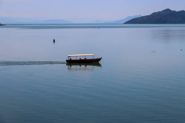 Turist tekneleri Skadar Gölü 'nden açılır. Karadağ. Yüksek kalite fotoğraf