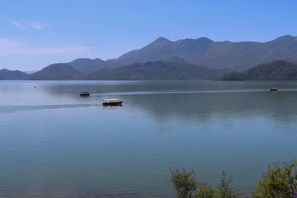 Turist tekneleri Skadar Gölü 'nden açılır. Karadağ. Yüksek kalite fotoğraf