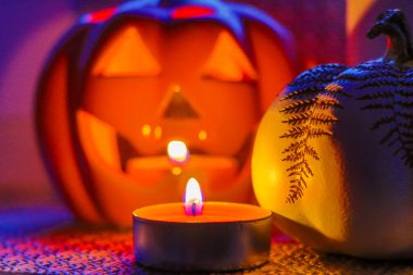 Cadılar Bayramı kompozisyonu, balkabağı şeklinde mum tutacağı ve bulanık arka planı. Yüksek kalite fotoğraf