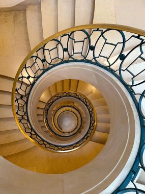 Paris binasında dairesel merdivenler