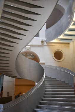 Halk kütüphanesindeki mimari merdivenler.