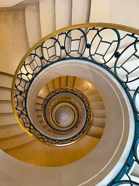 Paris binasında dairesel merdivenler