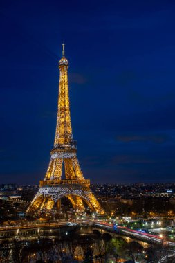 Mavi saatte Eyfel Kulesi