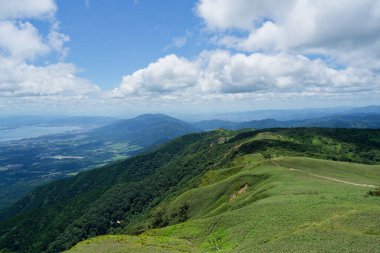 Arka planda bir dağ olan manzara