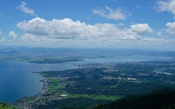 Biwa Gölü 'nün tepesinden bir manzara. Shiga ilindeki Horai (Biwako Vadisi)