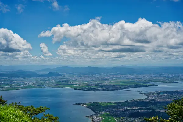 Biwa Gölü 'nün tepesinden bir manzara. Shiga ilindeki Horai (Biwako Vadisi)