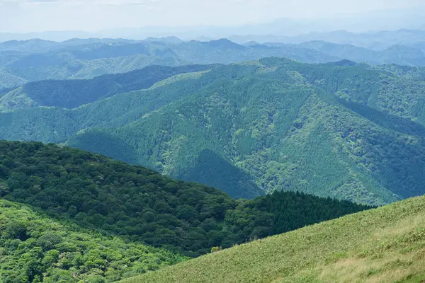 Arka planda bir dağ olan manzara
