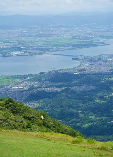 Arka planda bir dağ olan manzara