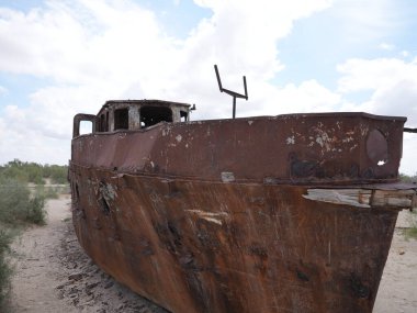 Muynak, Karakalpakistan, Özbekistan yakınlarındaki çölde terk edilmiş balıkçı gemileri mahsur kalmış. Bir zamanlar Aral Denizi 'nde yüzen bu paslanan gemiler şimdi kuru deniz yatağında yatıyor. Dünyanın en büyük çevresel felaketlerinden birinin güçlü bir sembolü..