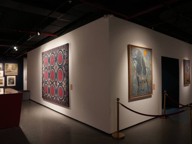 Özbekistan, Nukus 'taki Savitsky Müzesi' nin iç manzarası. Modern bir sergi salonunda eşsiz bir yenilikçi sanat ve kültür mirası koleksiyonu..