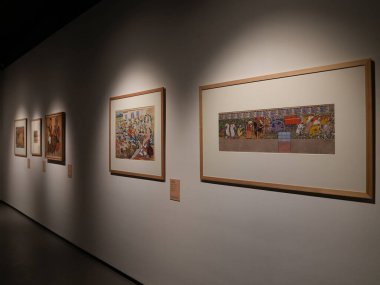 Özbekistan, Nukus 'taki Savitsky Müzesi' nin iç manzarası. Modern bir sergi salonunda eşsiz bir yenilikçi sanat ve kültür mirası koleksiyonu..