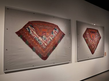 Özbekistan, Nukus 'taki Savitsky Müzesi' nin iç manzarası. Modern bir sergi salonunda eşsiz bir yenilikçi sanat ve kültür mirası koleksiyonu..