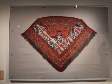 Özbekistan, Nukus 'taki Savitsky Müzesi' nin iç manzarası. Modern bir sergi salonunda eşsiz bir yenilikçi sanat ve kültür mirası koleksiyonu..