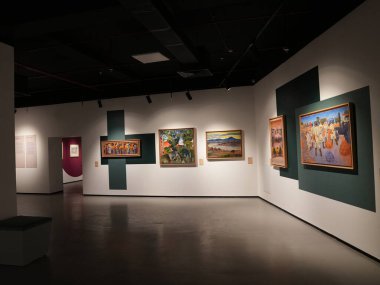 Özbekistan, Nukus 'taki Savitsky Müzesi' nin iç manzarası. Modern bir sergi salonunda eşsiz bir yenilikçi sanat ve kültür mirası koleksiyonu..