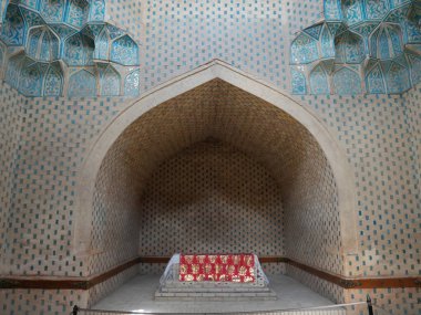 Özbekistan, Karakalpakistan 'da antik Mizdakhan nekropolü. Gökyüzünün altında anıtsalları ve kalıntıları olan tarihi Müslüman mezarlığı. Fotoğraf 21 Nisan 2025 'te çekildi..