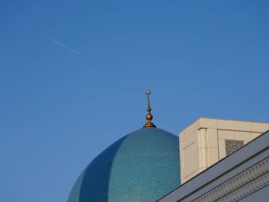 Özbekistan 'ın Taşkent kentindeki modern Küçük Cami, 2024 Nisan' ında beyaz mermer ve mavi kubbeleri ile fotoğraflandı. İslami mimarinin bir simgesi. Sadece editör kullanımı.