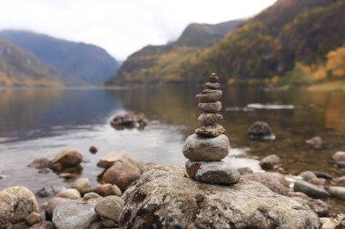 Norveç fiyortlarındaki Çakıl Taşı Kulesi Yığını (Cairn) Güzel Manzarası