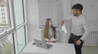 Hareketli bir ofis ortamında, açık bir işbirliği, iletişim ve takım çalışması sergilenmektedir.