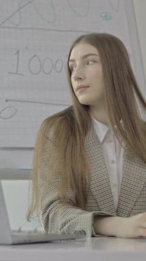 Diz üstü bilgisayarına odaklanan bir iş kadını gösterişli bir ortamda verimlilik ve profesyonellik gösteriyor..