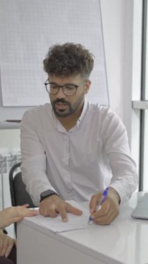 Kendini işine adamış bir profesyonel, bir iş toplantısı sırasında detaylı notlar alarak anlamlı bir tartışmaya girer.