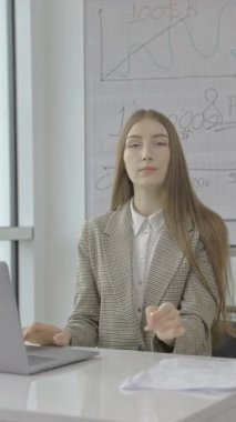 Kendini işine adamış bir iş kadını, üretkenliği ve yeniliği teşvik eden modern bir ofiste bilgisayarına daldı.