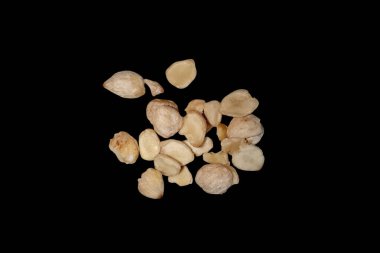 Siyah arkaplanda beyaz balkabağı tohumları