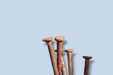 Mavi arkaplanda tahta çubuklar, boşluğu kopyala