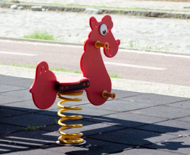 Parktaki kırmızı at.