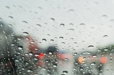 Her yıl yağmur mevsiminde, taşraya giderken arabanın içinde, ıslak yolda, su damlacıkları olan ön cam önlerindeki yolu zar zor görür..