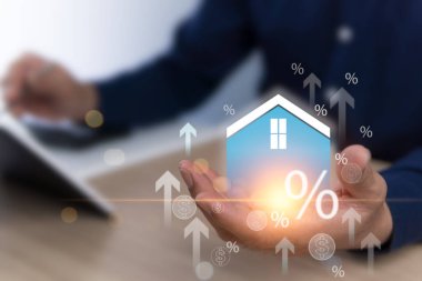 Gayrimenkul, iş büyümesi ve yüzdelik kazanç, ev ve arazi satın alma ve satma fırsatları, iş adamı Hologram ikonu evi, ok ve gümüş para kazanç anlamına geliyor. Fotoğraf