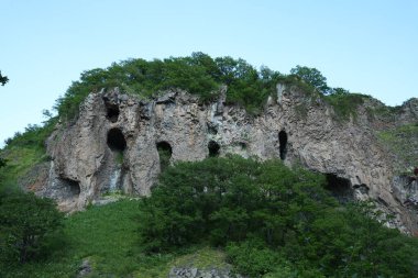 Khorsk köyündeki dağlarda terk edilmiş bir mağaranın manzarası.