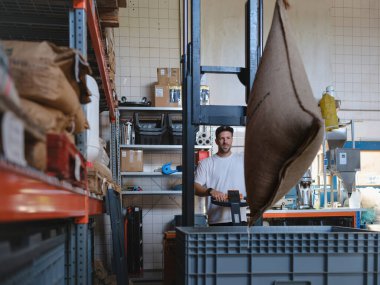 Kahve İşçisi Forklift Ekipmanı Kullanıyor