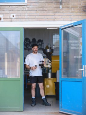 Esrarlı Kahve Dükkanı Sahibi