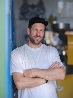 Profesyonel Kahve Kızartıcı Portre Ciddi