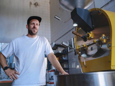 Kahve kızartma makinesi ekipmanla çalışıyor.