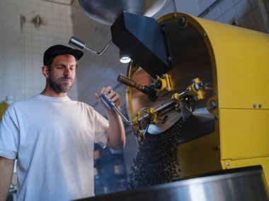 Kahve İşçisi Laptop Bilgisayarı Kullanıyor