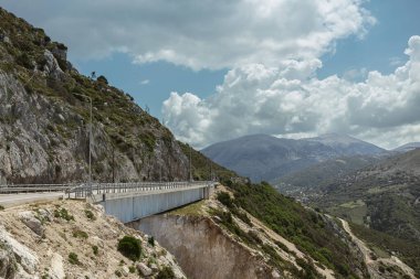 Yunan adalarında geniş dağ manzaralı beton köprü geçidi manzarası