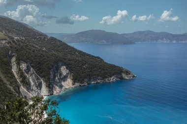 Mavi Akdeniz kıyı şeridinin panoramik manzarası Kefalonia 'daki orman dağları ve kayalık kıyıları