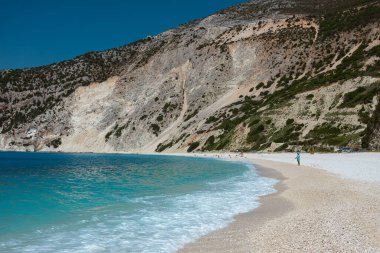 Uzak ziyaretçileri olan Myrtos Sahili turkuaz suların ve beyaz çakıl taşlı sahillerin keyfini çıkarıyor.