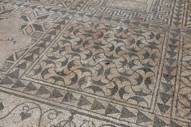 Karmaşık geometrik desenler ve geleneksel Akdeniz sanatının yer aldığı ayrıntılı Bizans mozaiği görüşü